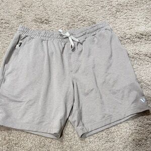 Vuori men’s shorts size L EUC